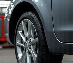 Wheel balancing machine with car tire
